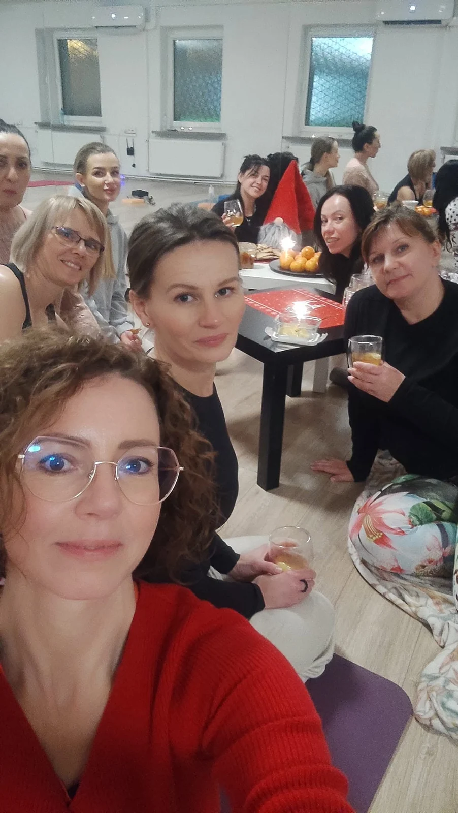 Uczestniczki podczas wspólnej praktyki i relaksacji na maratonie jogowym